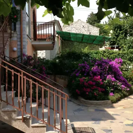 Quiet Retreat With Terrace Апартаменты *